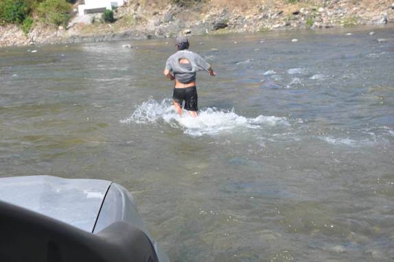 Um guia nos leva através de um rio no caminho para Cobán, na Guatemala